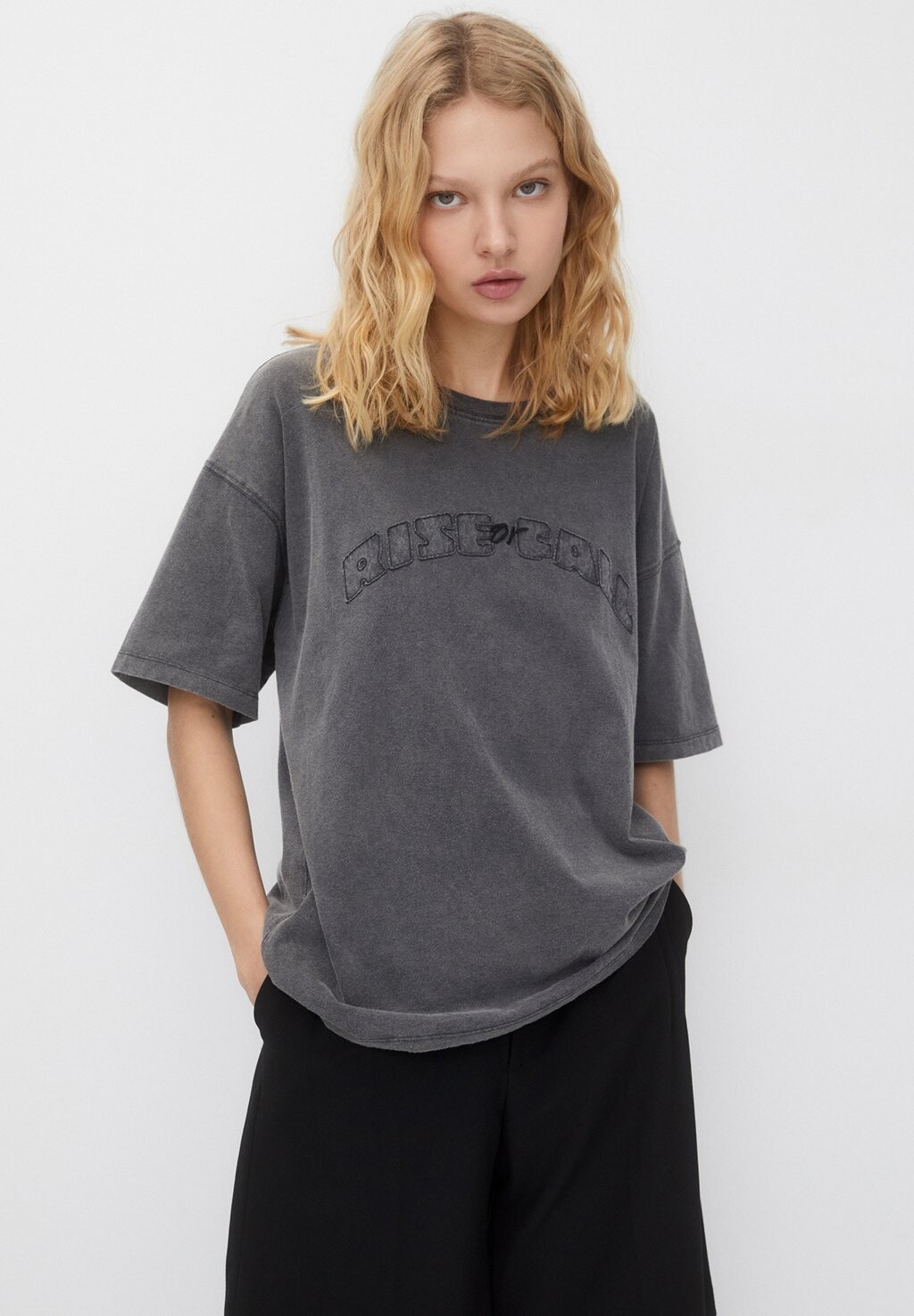 цена Футболка с принтом PATCHED SHORT SLEEVE PULL&BEAR, цвет grey