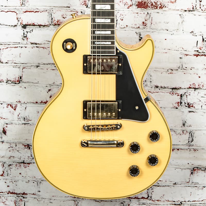 цена Электрогитара Gibson - Les Paul Custom - Electric Guitar - Light Aged Antique Alpine White - w/ Black Hardshell Case - x2828