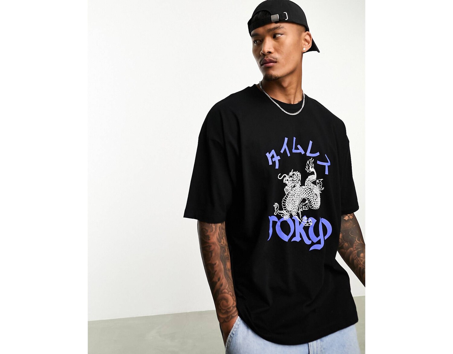 

Черная футболка свободного кроя с принтом на груди дракона ASOS DESIGN, Черный