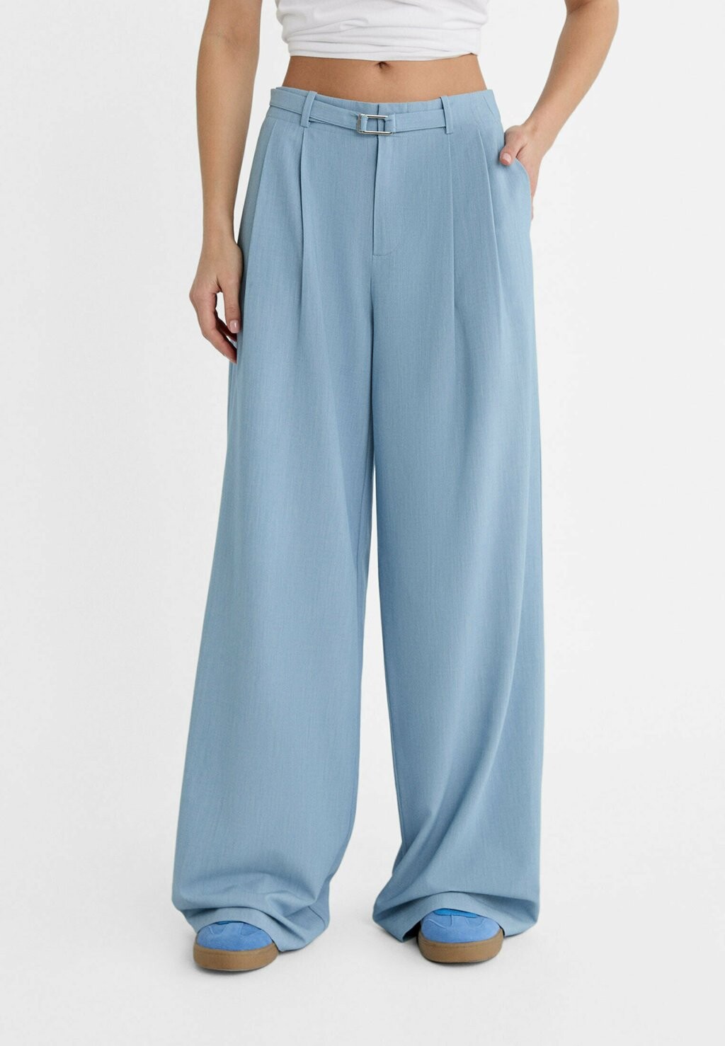 

Брюки WITH A BUCKLE Stradivarius, цвет light blue
