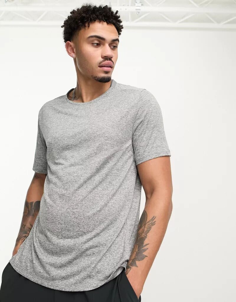 

Серая футболка Nike Dri-FIT 365
