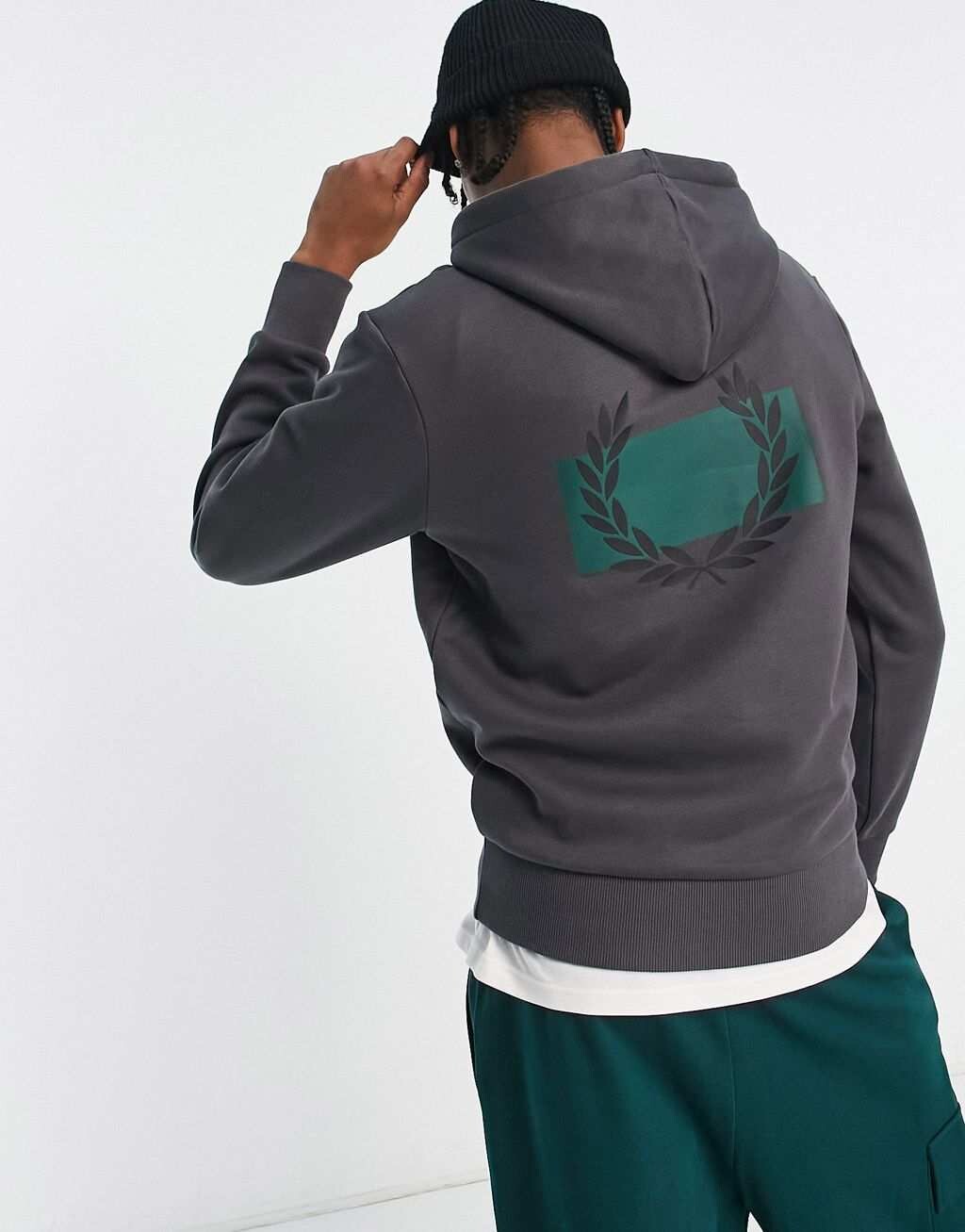

Серая толстовка с принтом на спине и лавровым венком Fred Perry