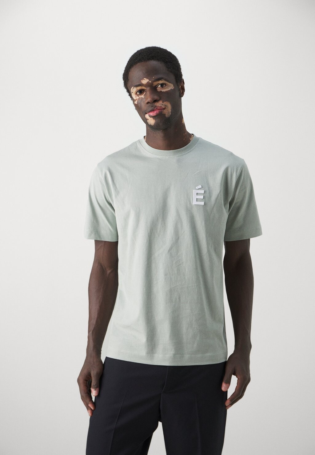 

Базовая футболка Unisex Pigeon Patch Études, цвет grey