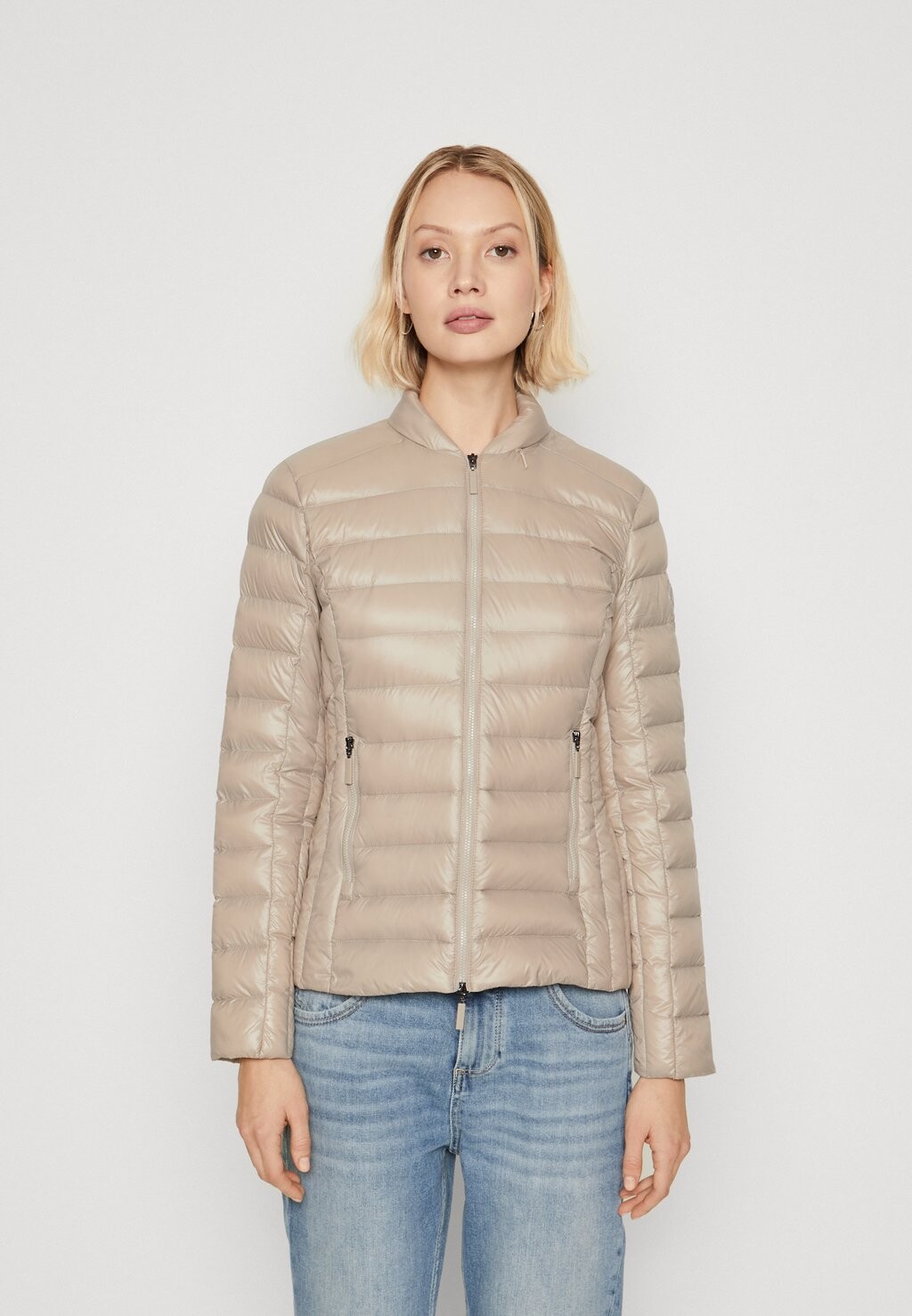 

Пуховик ПУХОВИК Armani Exchange, для бездорожья