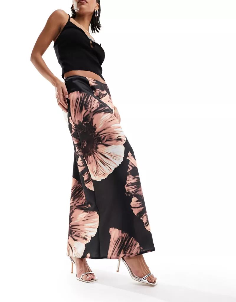 Атласная юбка макси косого кроя с цветочным принтом ASOS