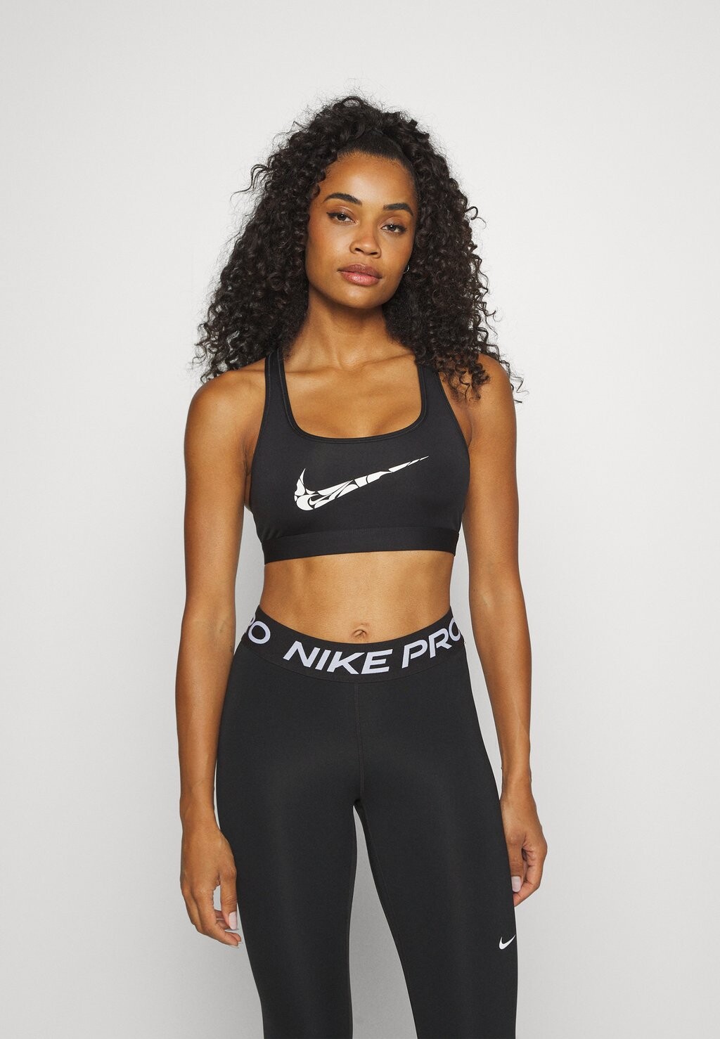 

Спортивный бюстгальтер с легкой поддержкой Nike, цвет black/white