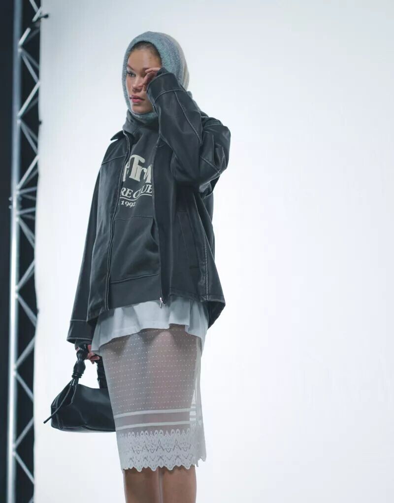 

Черная куртка из искусственной кожи Topshop с застежкой-молнией по центру спереди
