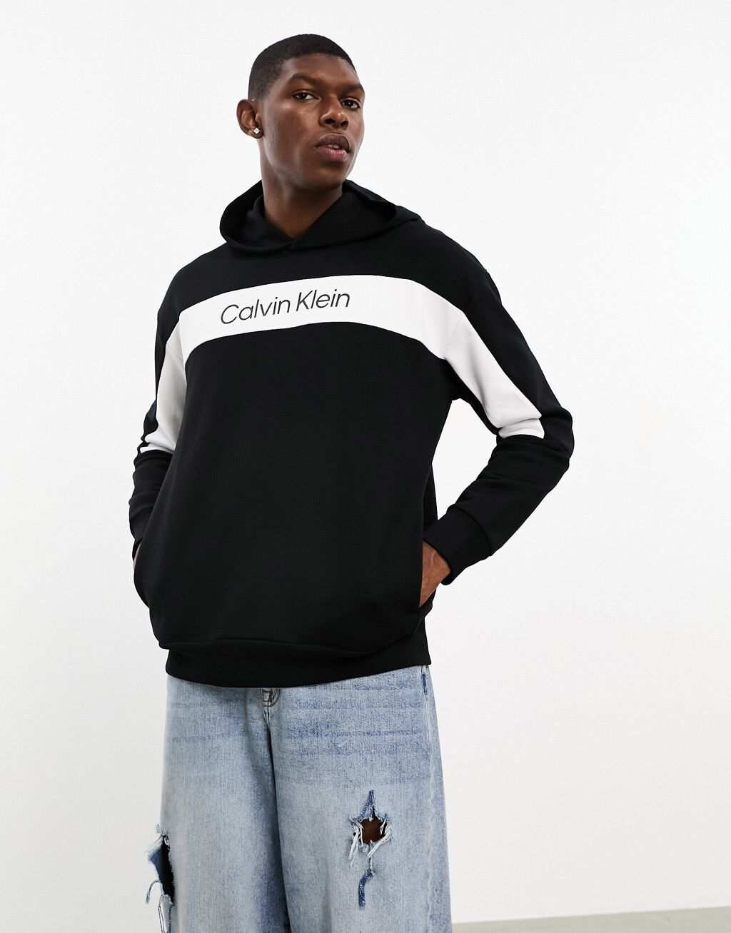 

Черная худи с блокирующей вставкой и логотипом Calvin Klein, Черный