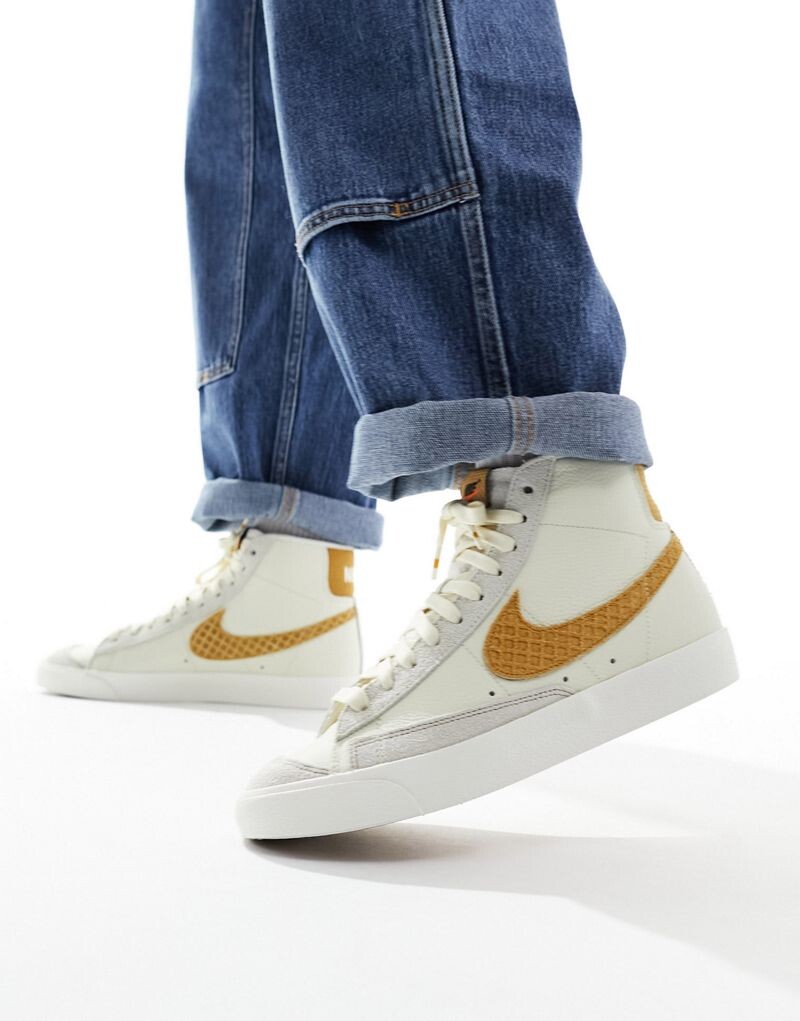 

Бежево-коричневые кроссовки Nike Blazer Mid '77 Vintage