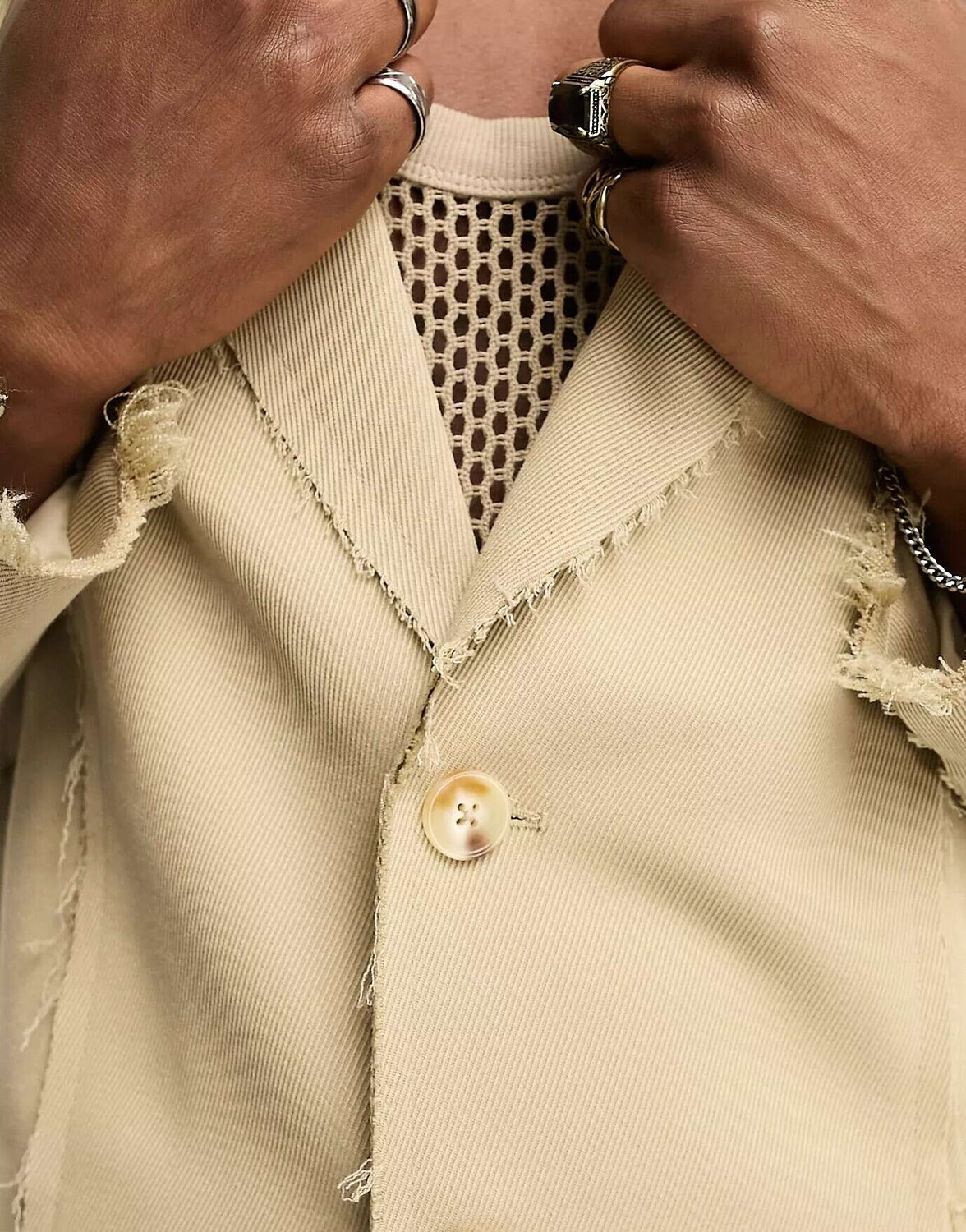 

Непринужденный блейзер ограниченной серии Reclaimed Vintage с эффектом потертости в сочетании с камнями