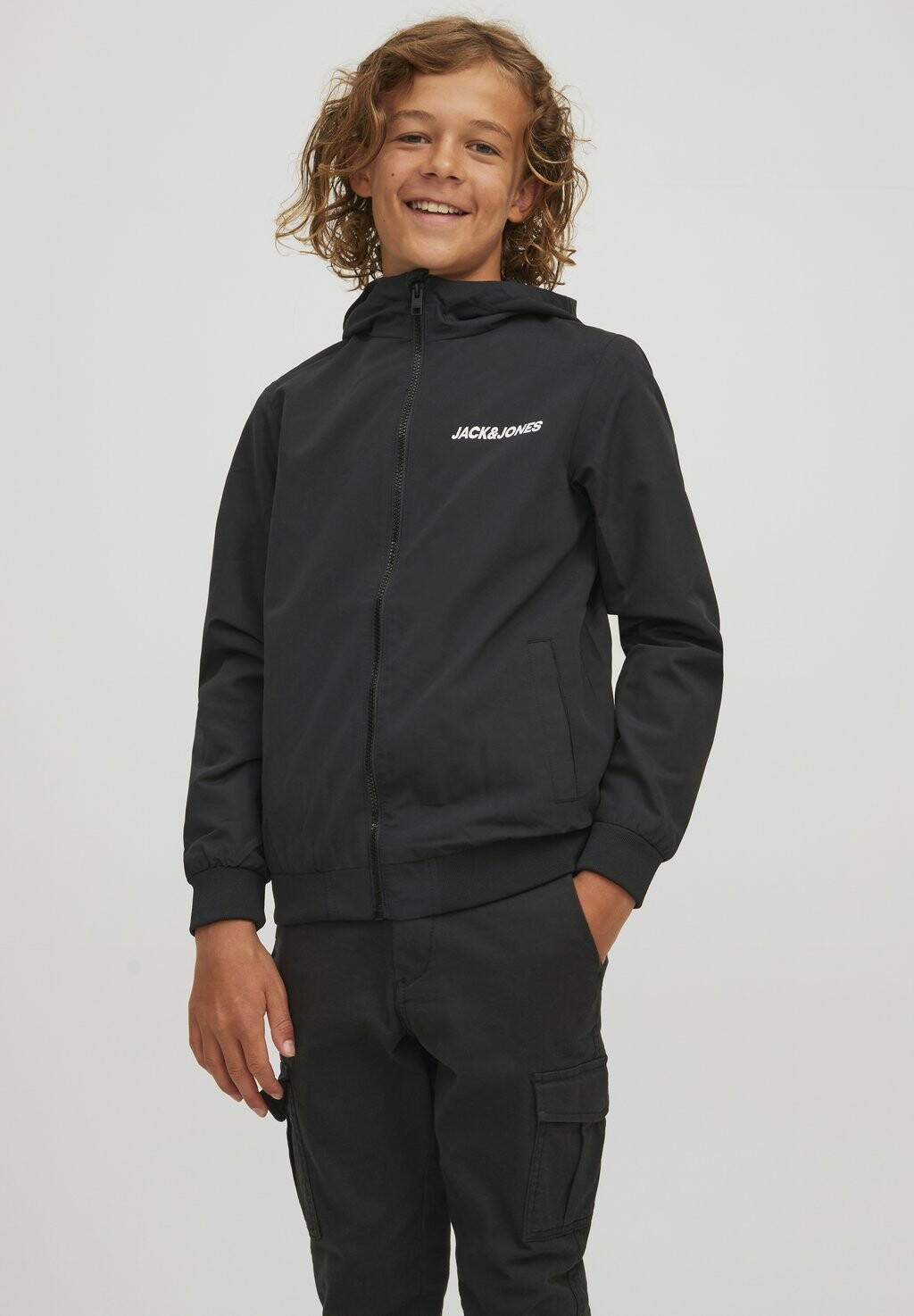 

Легкая куртка JJERUSH BLOCKING HOOD Jack & Jones Junior, цвет black