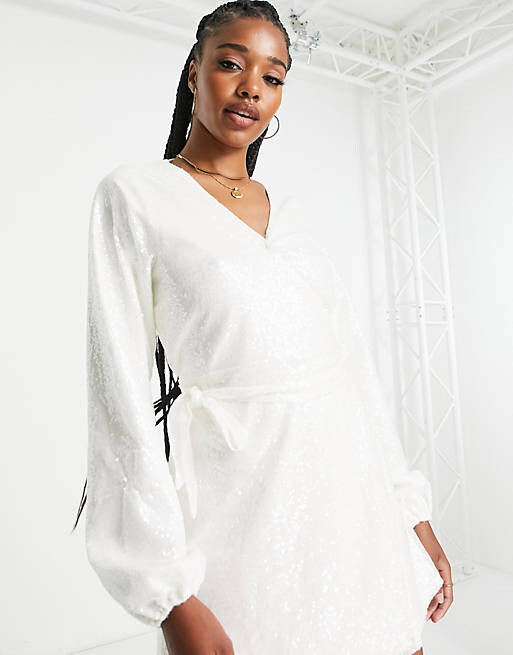 

Эксклюзивное белое зимнее платье мини с пайетками In The Style Tall, Белый