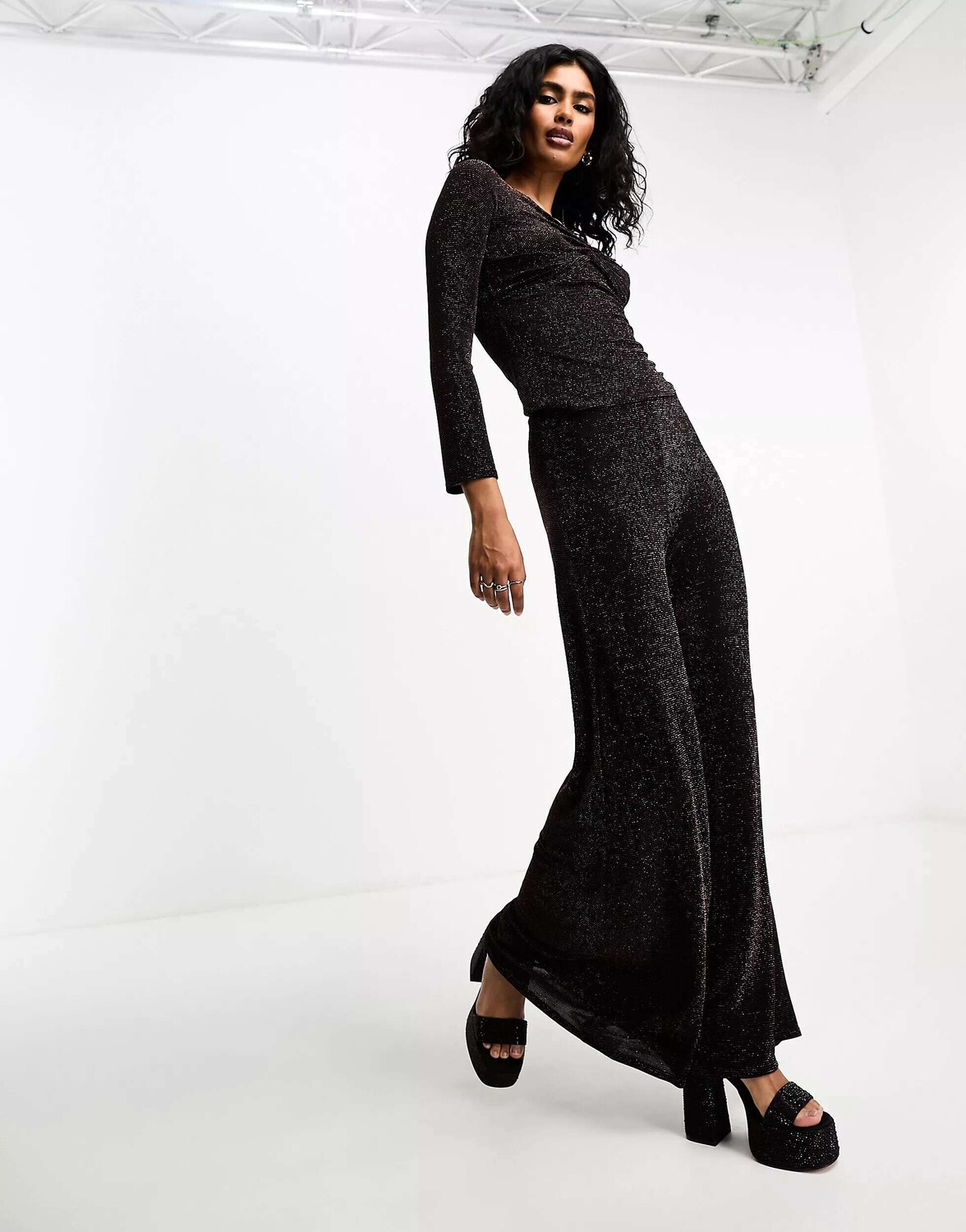 

Медно-розовые широкие брюки цвета металлик Closet London, Розовый