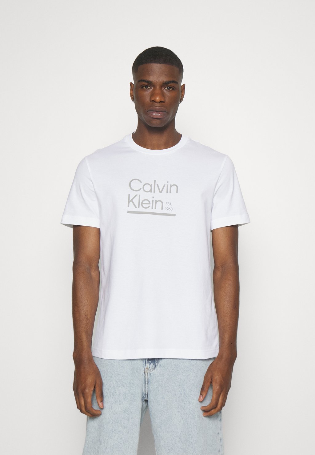 

Футболка с принтом Calvin Klein, белый