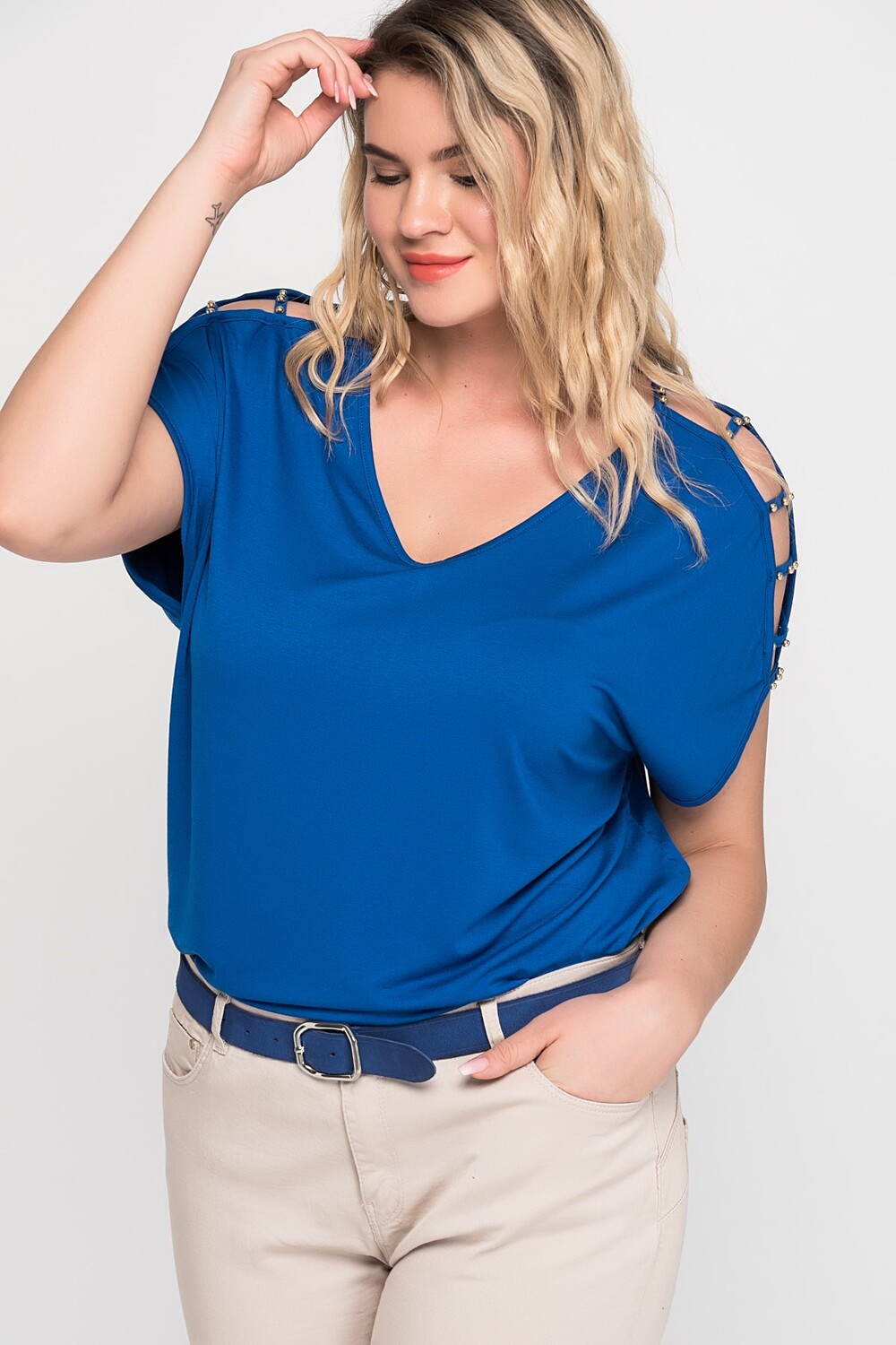 

Женская вискозная блузка большого размера с глубоким вырезом и жемчужными плечами 65n15453 Şans, темно-синий