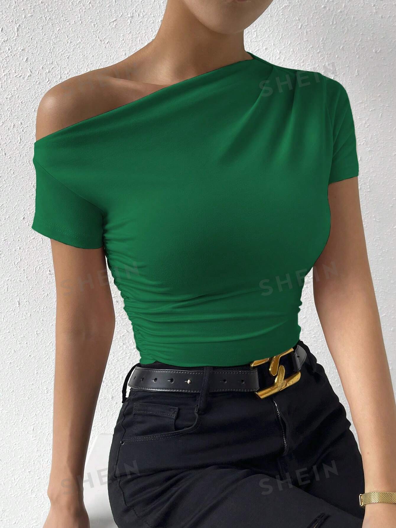 SHEIN Privé Однотонная плиссированная футболка узкого кроя с асимметричным воротником, темно-зеленый