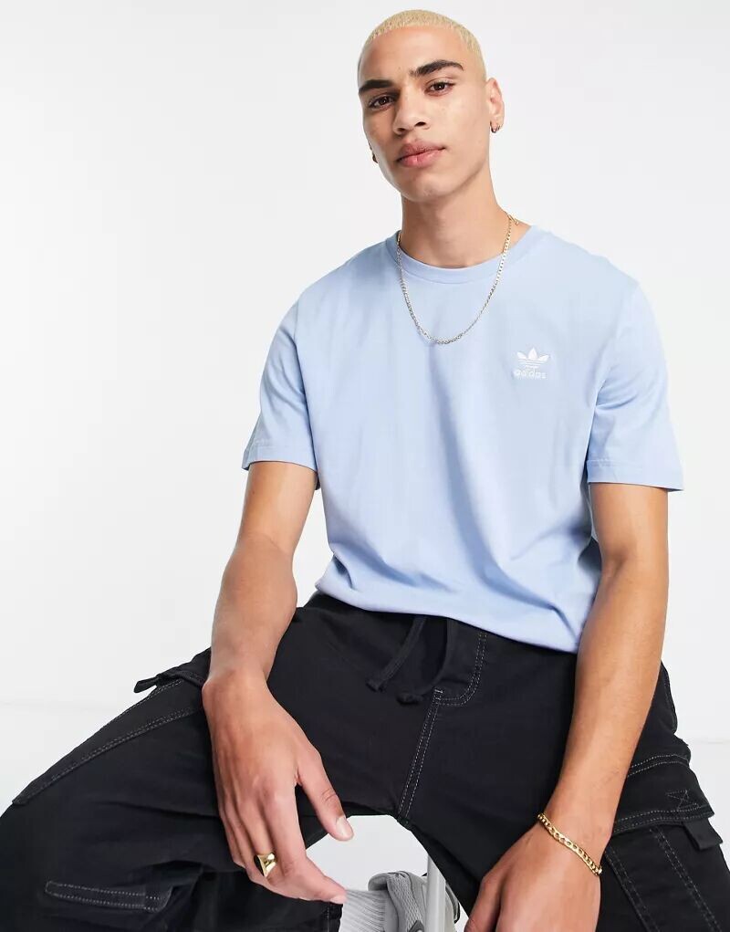 

Голубая футболка adidas Originals Essentials