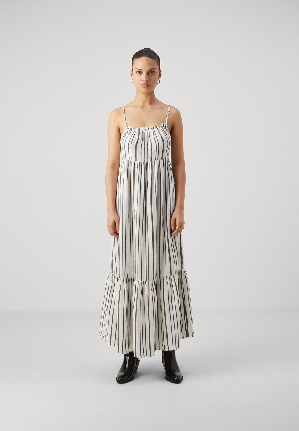 

Платье макси Onlthyra Life Strap Dress ONLY, Cloud Dancer/черное