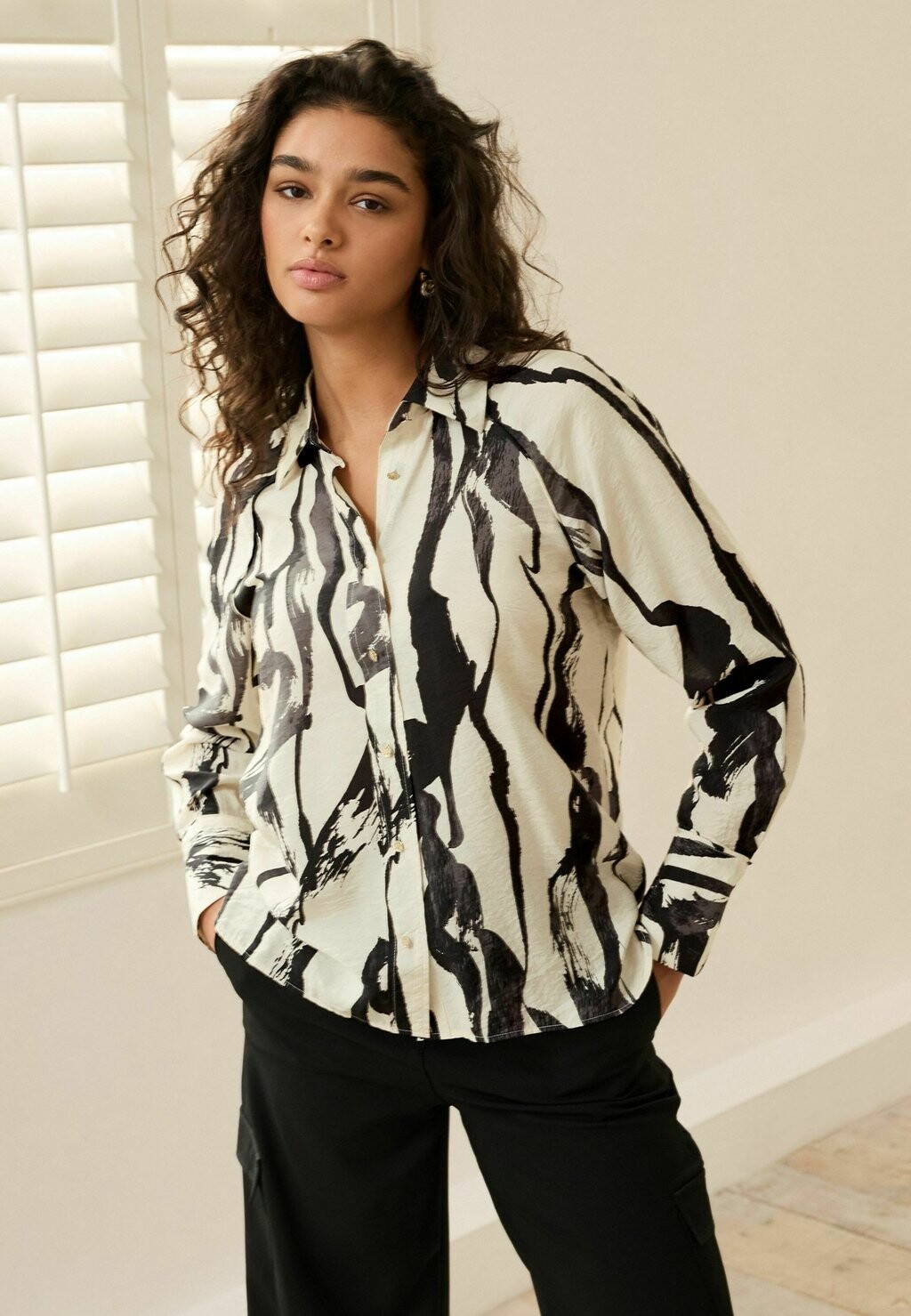 

Рубашка THROUGH With HARDWEAR REGULAR FIT Next, цвет monochrome abstract print