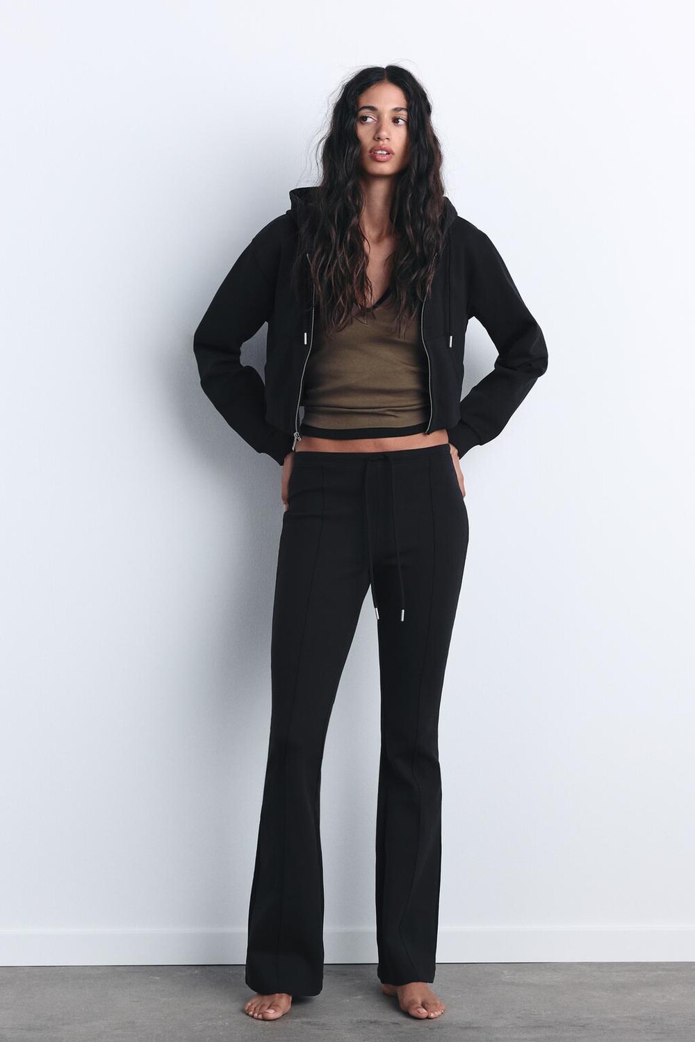 

Брюки классешные, связанные интерлок-строчкой ZARA, черный