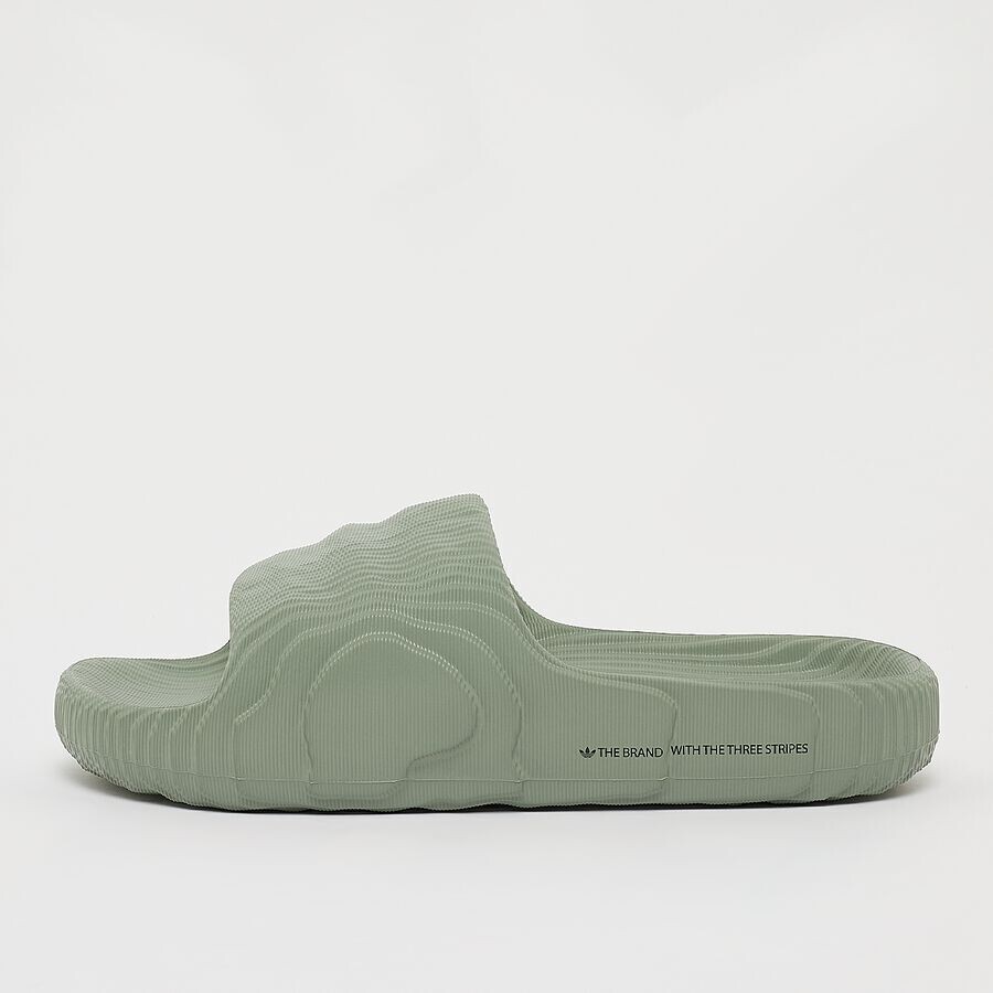 

Шлепанцы adilette 22 Badelatschen adidas Originals, цвет silver green/silver green/core black