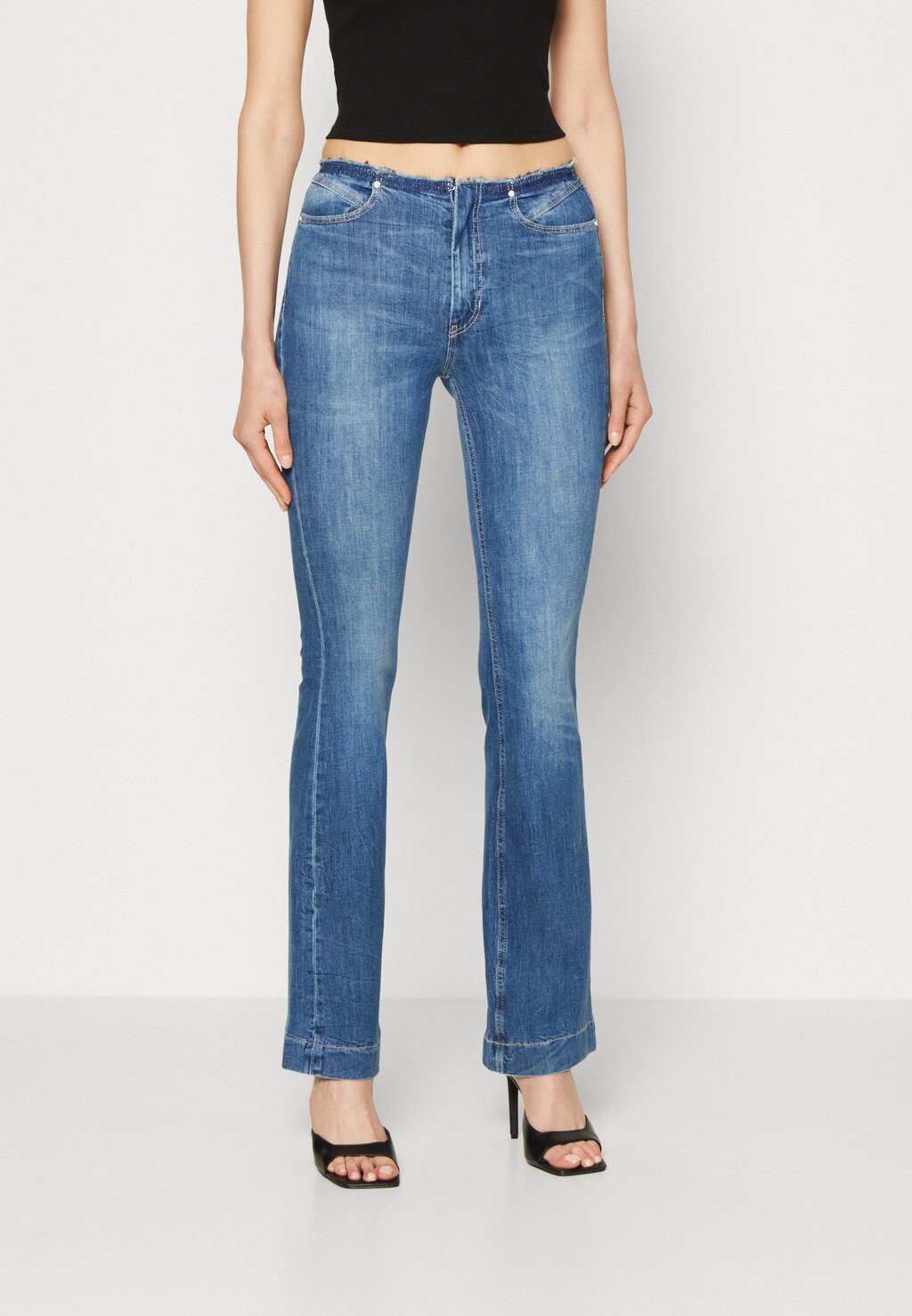 

Расклешенные джинсы Guess