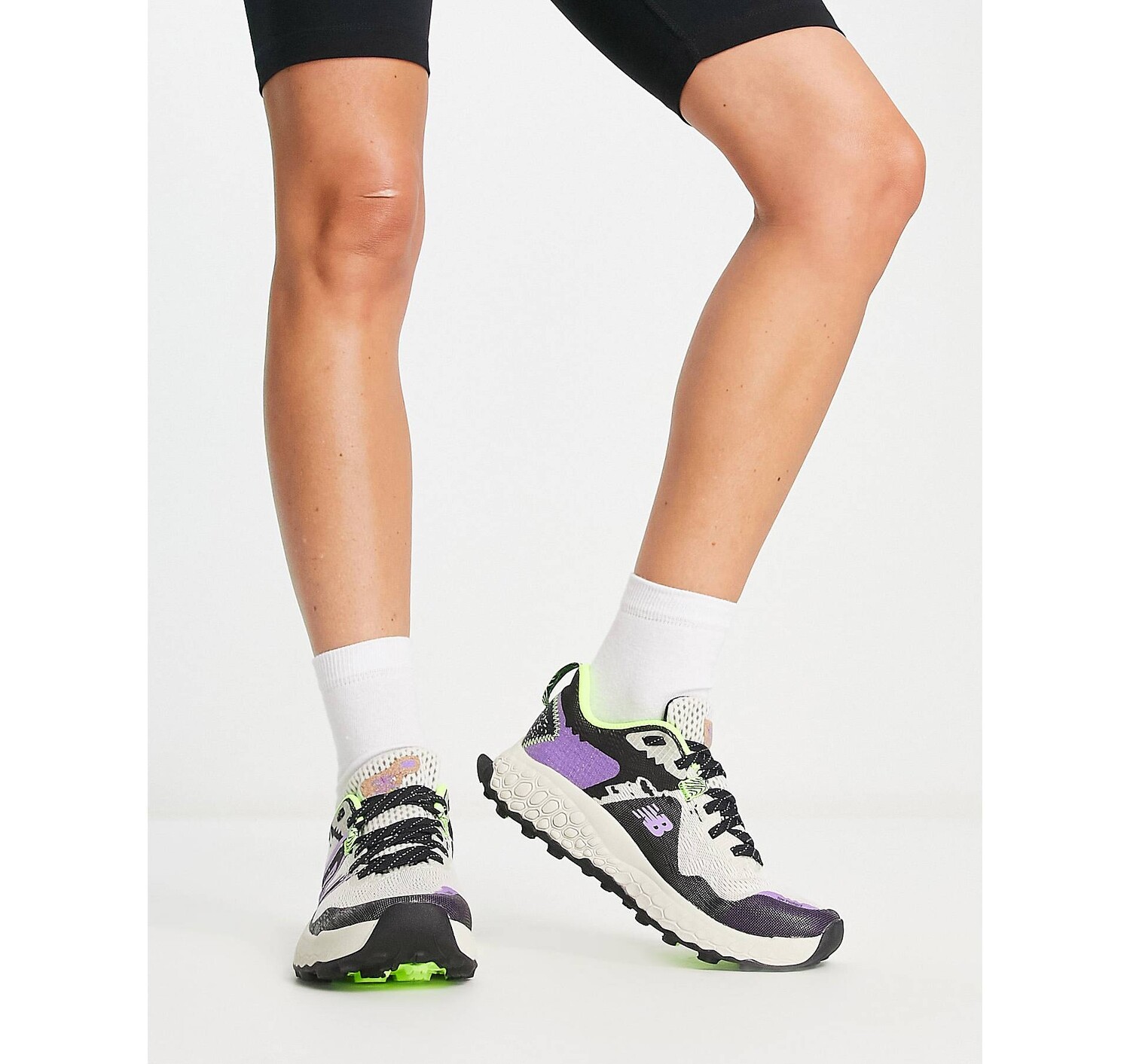 

Бело-фиолетовые кроссовки New Balance Trail Hierro