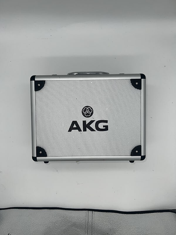 

Конденсаторный микрофон AKG AKG C414 XLS Large-diaphragm Condenser Microphone