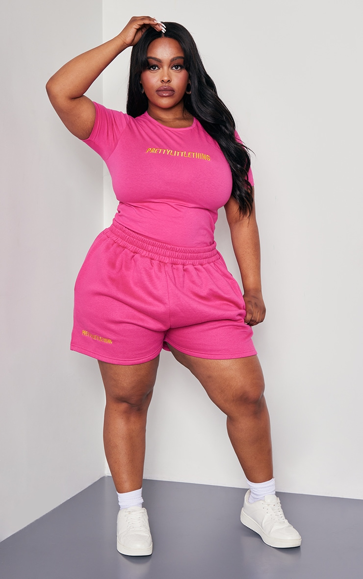 PrettyLittleThing Plus Ярко-розовые спортивные шорты с карманами и принтом