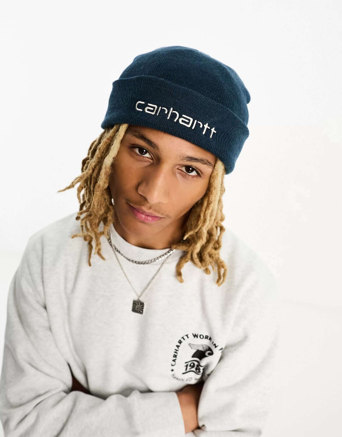 

Синяя шапка-бини с надписью Carhartt WIP