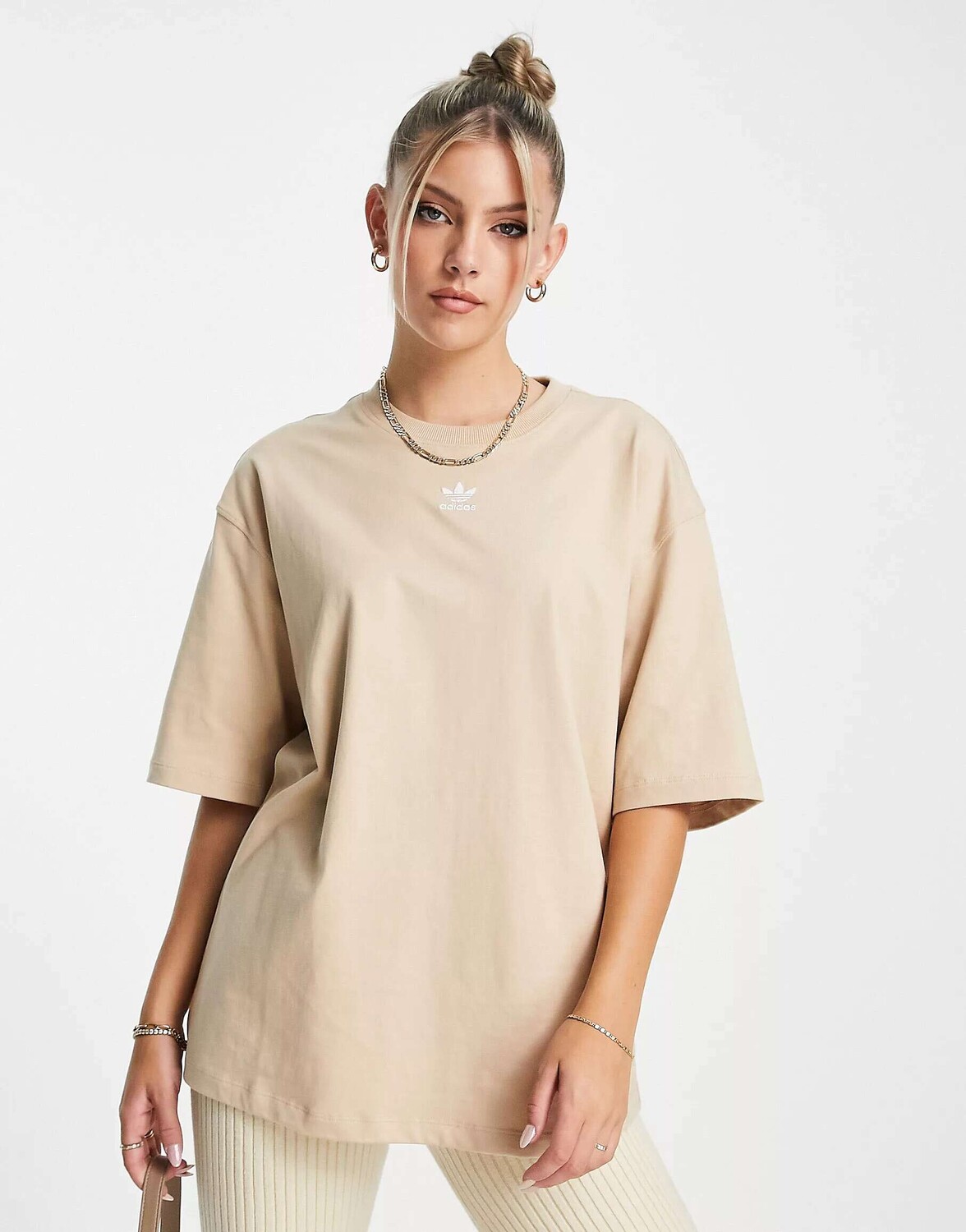

Бежевая футболка adidas Originals Essentials