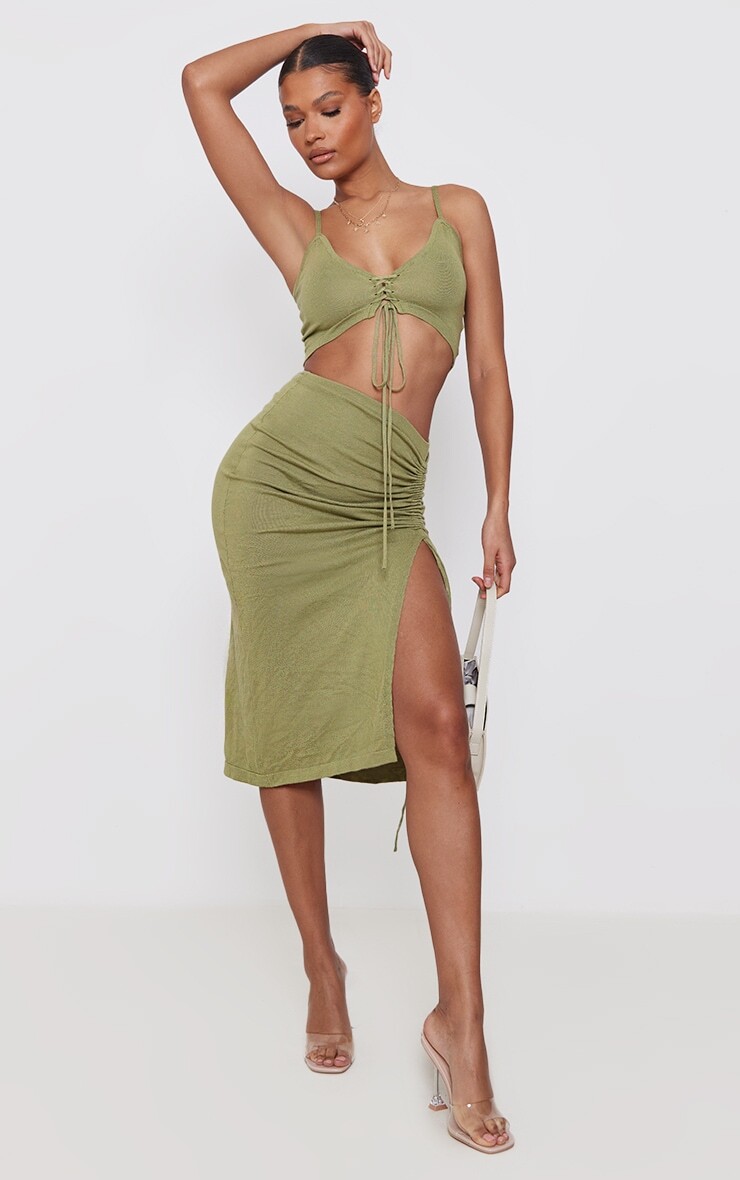 

PrettyLittleThing Оливковая трикотажная юбка мидакси со сборками по бокам