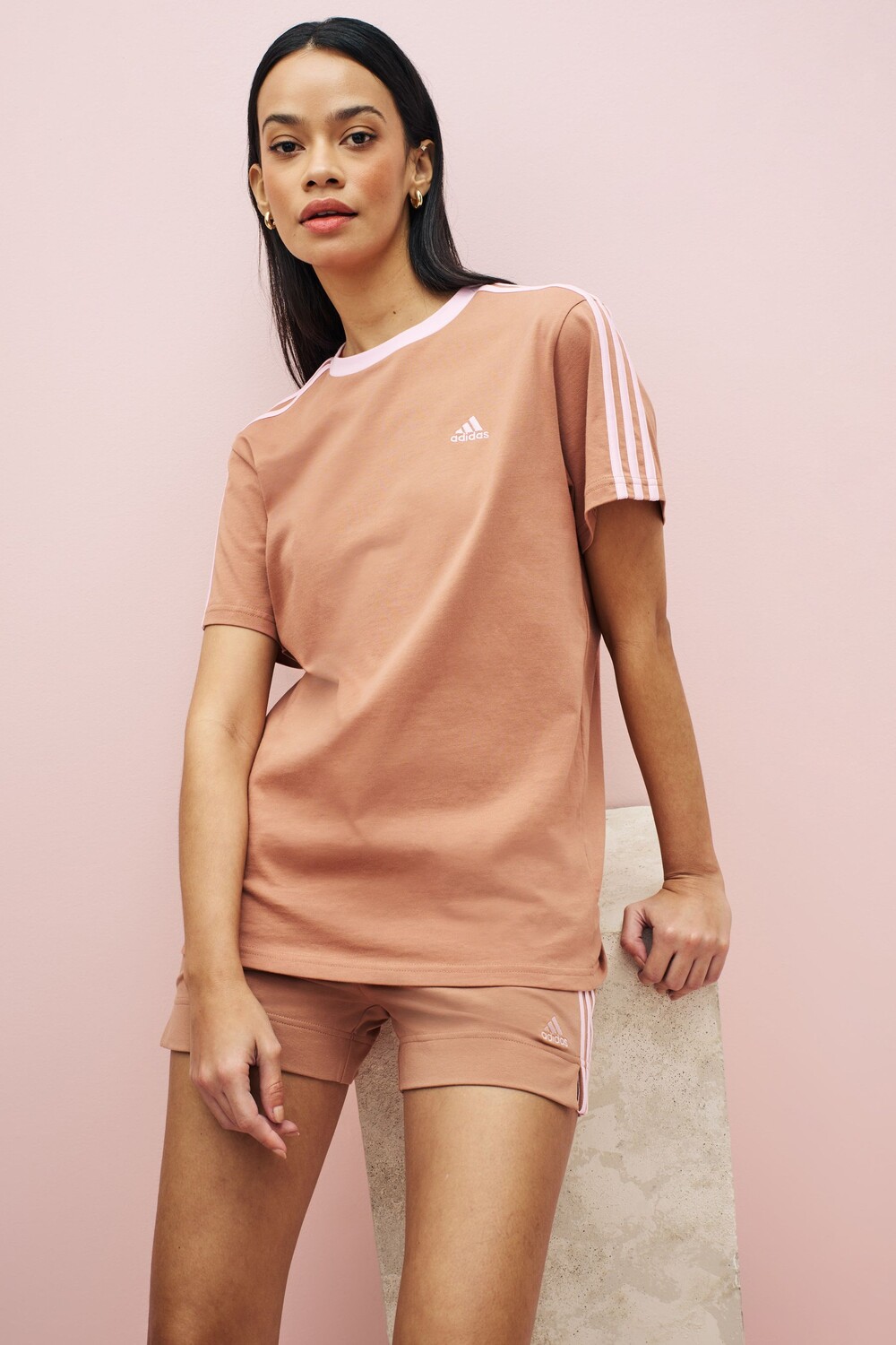

Футболка Sportswear Essentials с 3 полосками adidas, коричневый