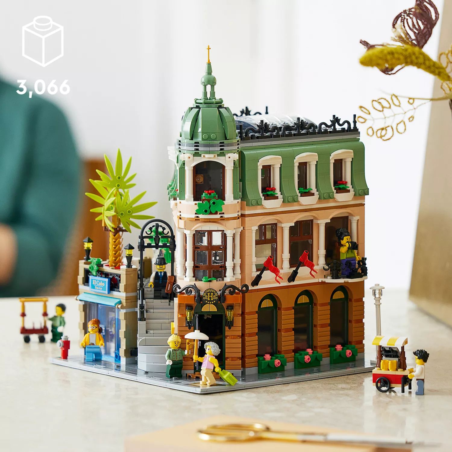 Конструктор LEGO Boutique Hotel 10297 (3066 деталей) LEGO lego 41719 mobile fashion boutique