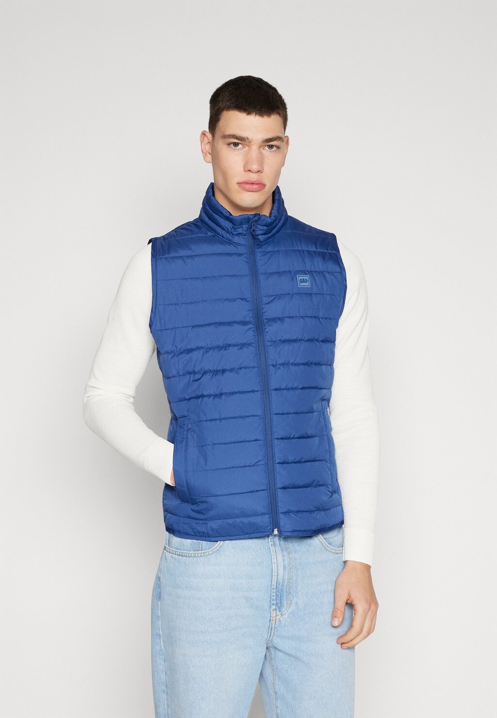 

Жилет GAP ЖИЛЕТ PUFFER VEST С ЛОГОТИПОМ, цвет blue track