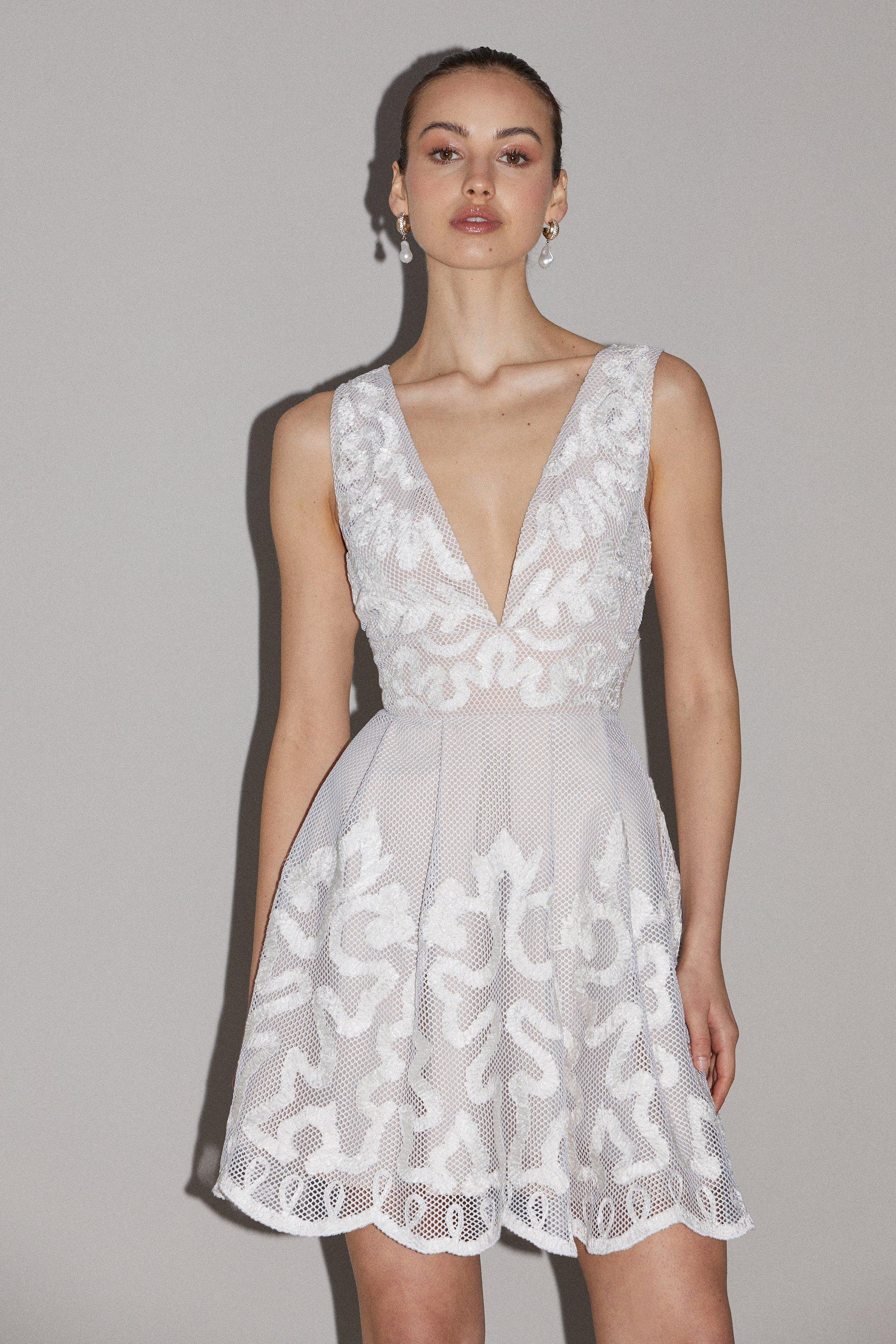 белое прозрачное платье мини с пайетками и глубоким вырезом annorlunda Мини-платье премиум-класса с аппликацией из лент Coast, белый