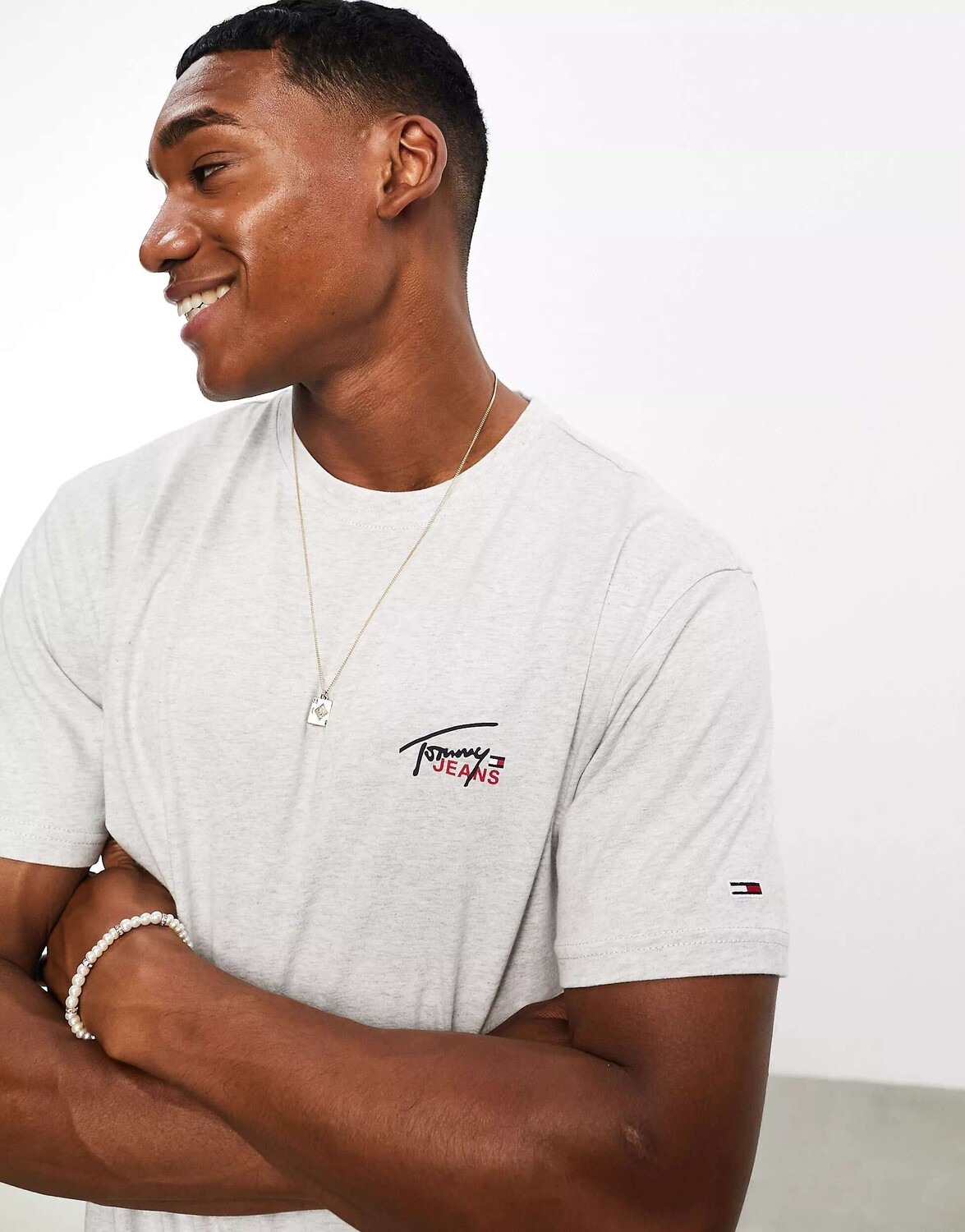 

Светло-серая классическая футболка с маленьким флагом Tommy Jeans, Серый