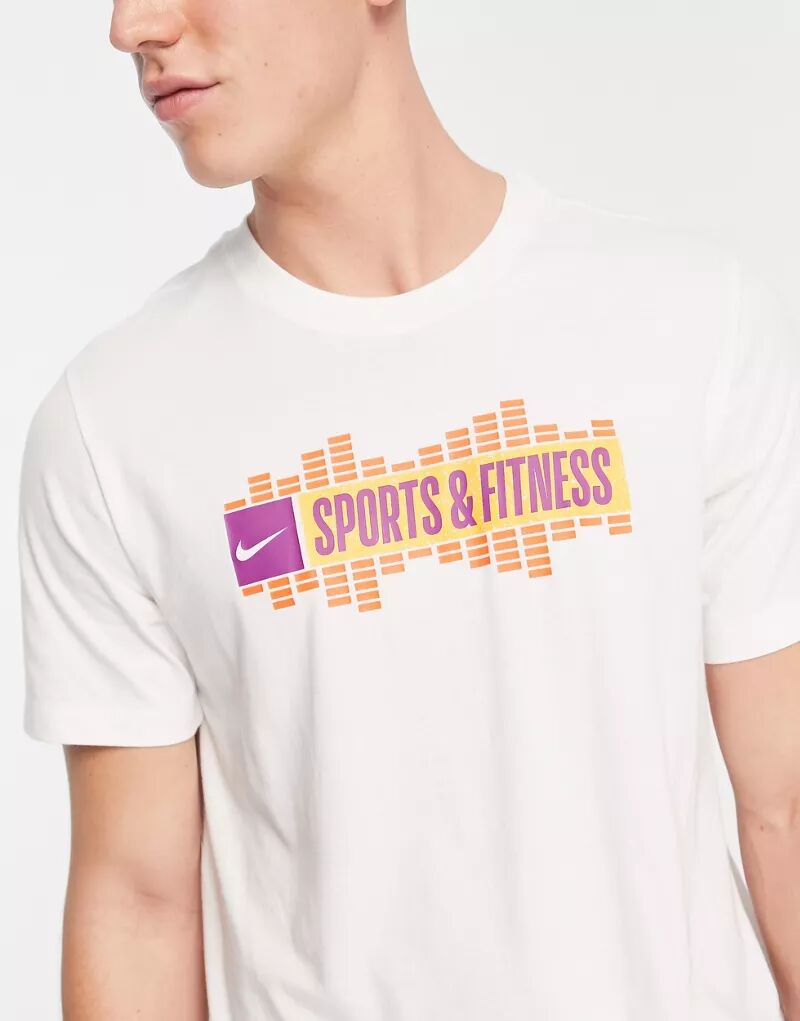 Белая футболка с принтом Nike Sports & Fitness