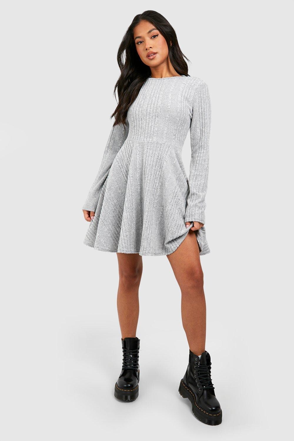 

Миниатюрное мягкое фактурное платье с плиссированной юбкой в ​​рубчик boohoo, серый