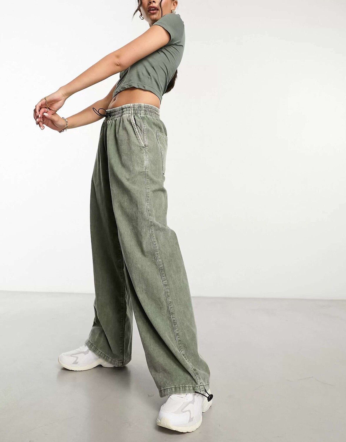 

Стираные брюки карго с парашютом ASOS