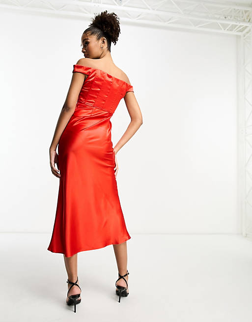 Красное атласное платье миди с корсетом и отделкой Rare London облегающее платье миди без бретелек с корсетом и зелеными перчатками rare london