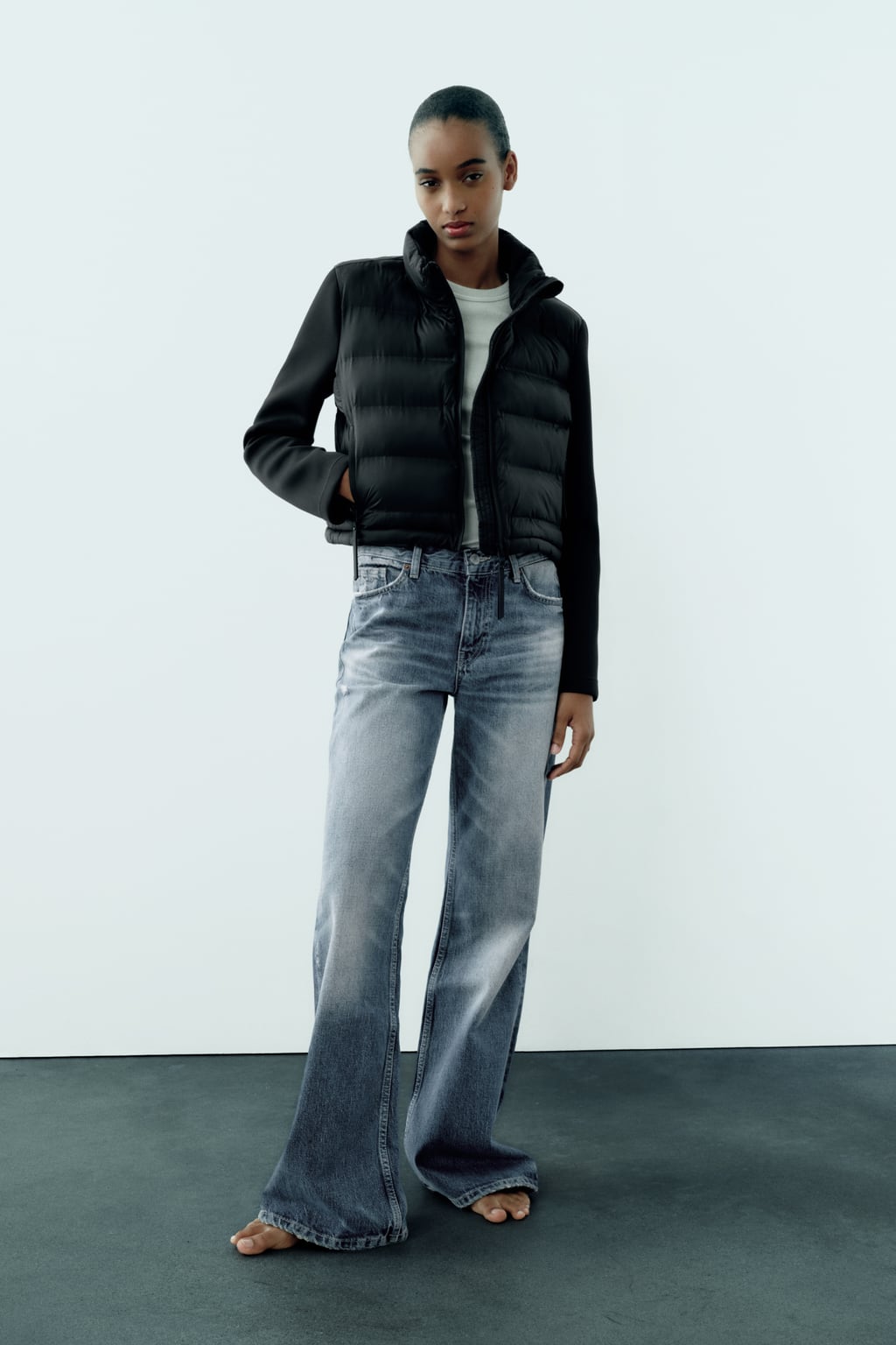 

Контрастная куртка-пуховик ZARA, черный