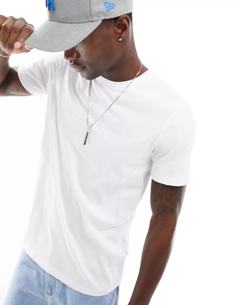 Белая футболка с круглым вырезом и логотипом бренда Hollister