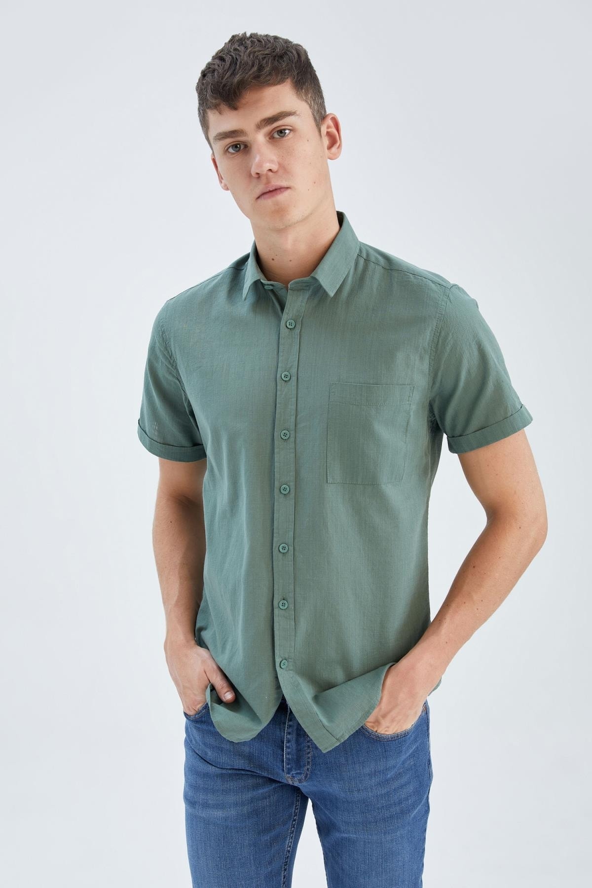 Базовая рубашка приталенного кроя из 100% хлопка с короткими рукавами DeFacto, хаки базовая рубашка slim fit с короткими рукавами defacto хаки