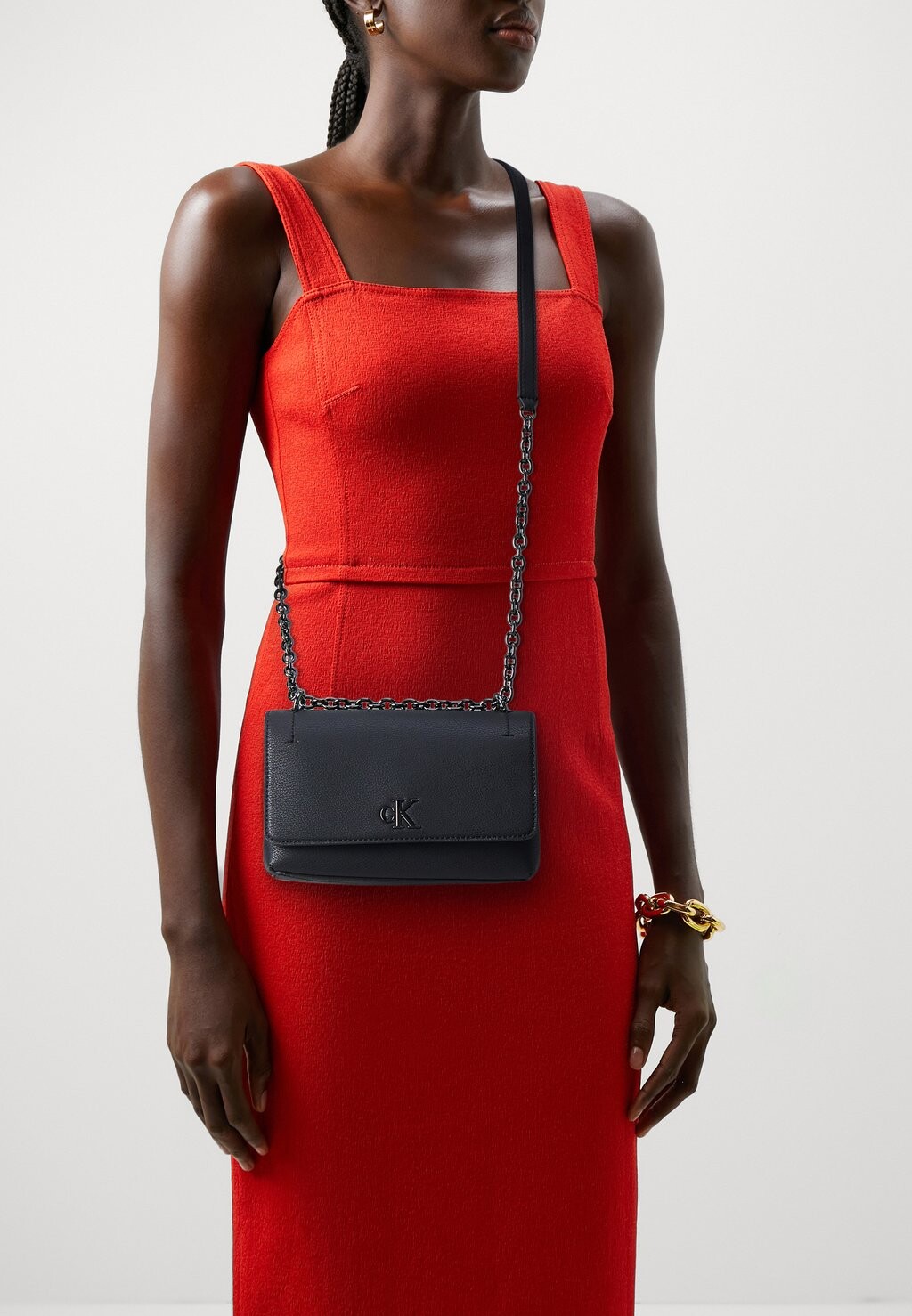 

Сумка через плечо Minimal Monogram Flap Calvin Klein, черная