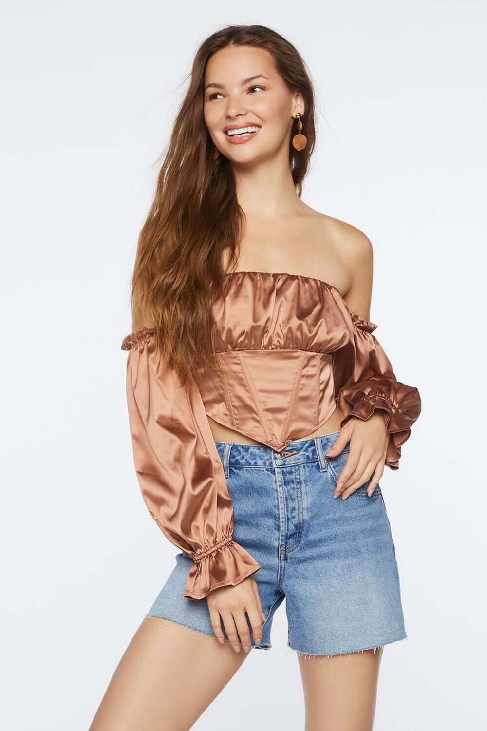 

Атласный укороченный топ с открытыми плечами Forever 21, кофе