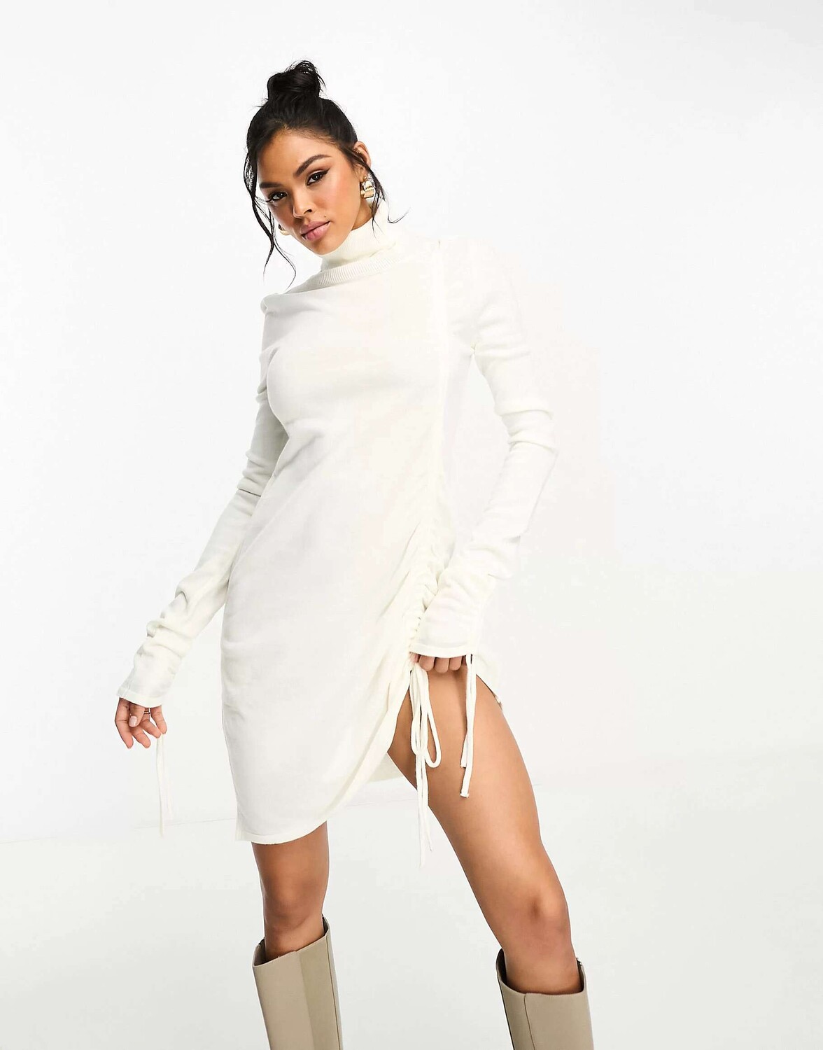 

Вязаное мини-платье Missyempire цвета экрю со сборками и высоким воротником