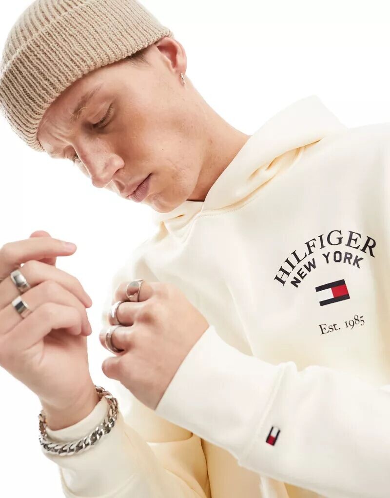 

Кремовая университетская худи с изогнутым логотипом Tommy Hilfiger
