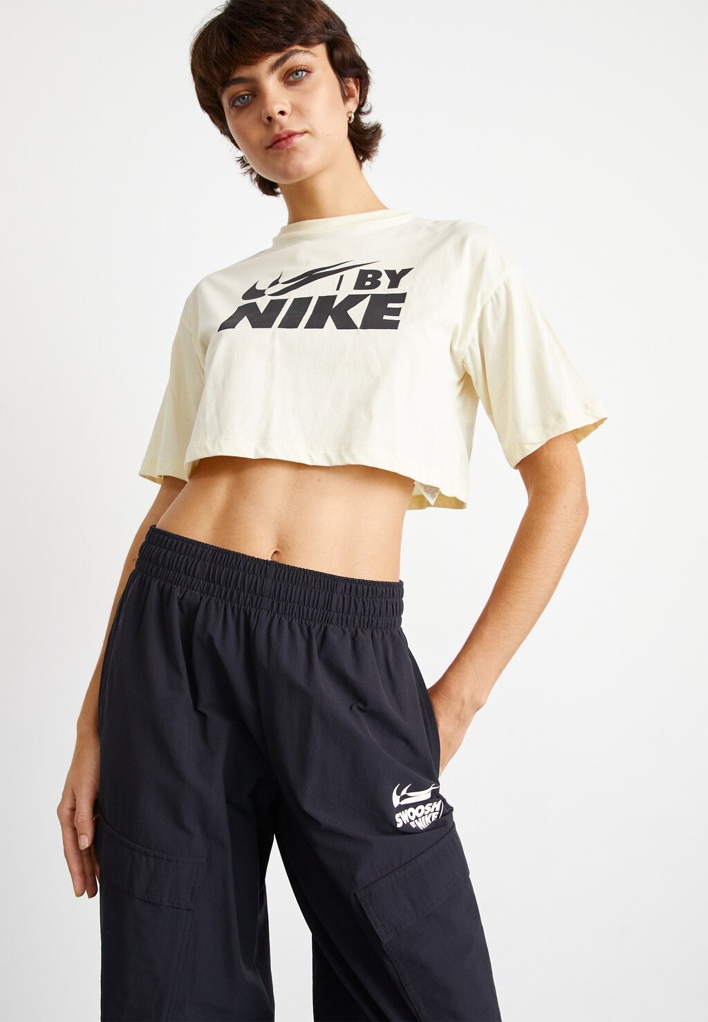 

Футболка с принтом Crop Tee Nike, цвет coconut milk/black