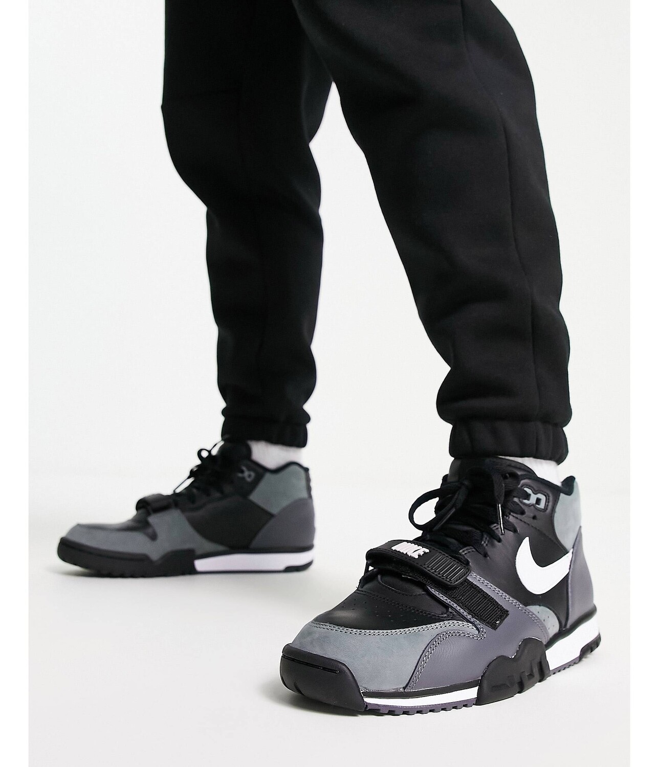 

Черные кроссовки Nike Air 1 Mid